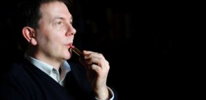 homem-passando-batom-1444329344161_615x300